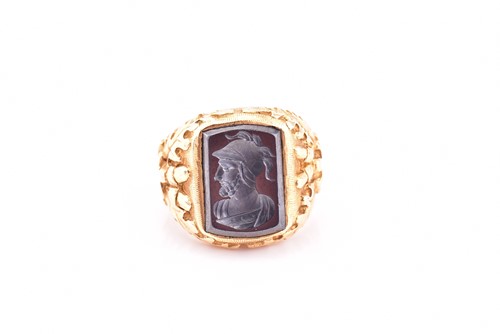 Lot 102 - A yellow metal and hematite intaglio ring,...