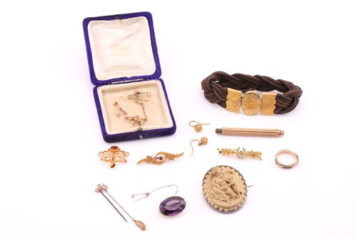 Lot 335 - A lot consisting of various Victorian and...