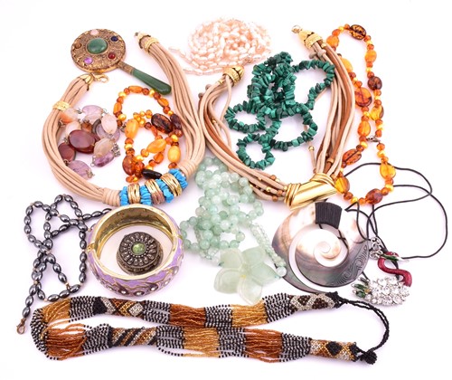 Lot 113 - A small quantity of jewellery including an...