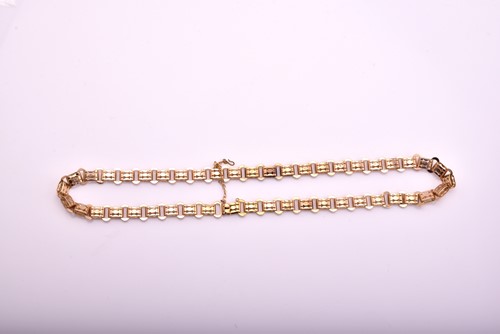 Lot 431 - A yellow metal necklace of flattened fancy...