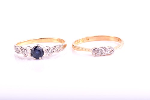 Lot 429 - A lot consisting of two rings, the first is an...
