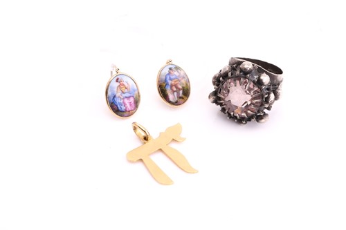 Lot 3 - A lot consisting of a pendant, a pair of...