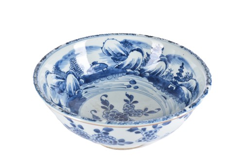 Lot 207 - A Chinese blue & white bowl, Shunzhi, mid 17th...