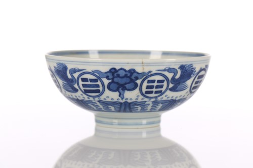 Lot 141 - A Chinese blue & white bowl, six character...