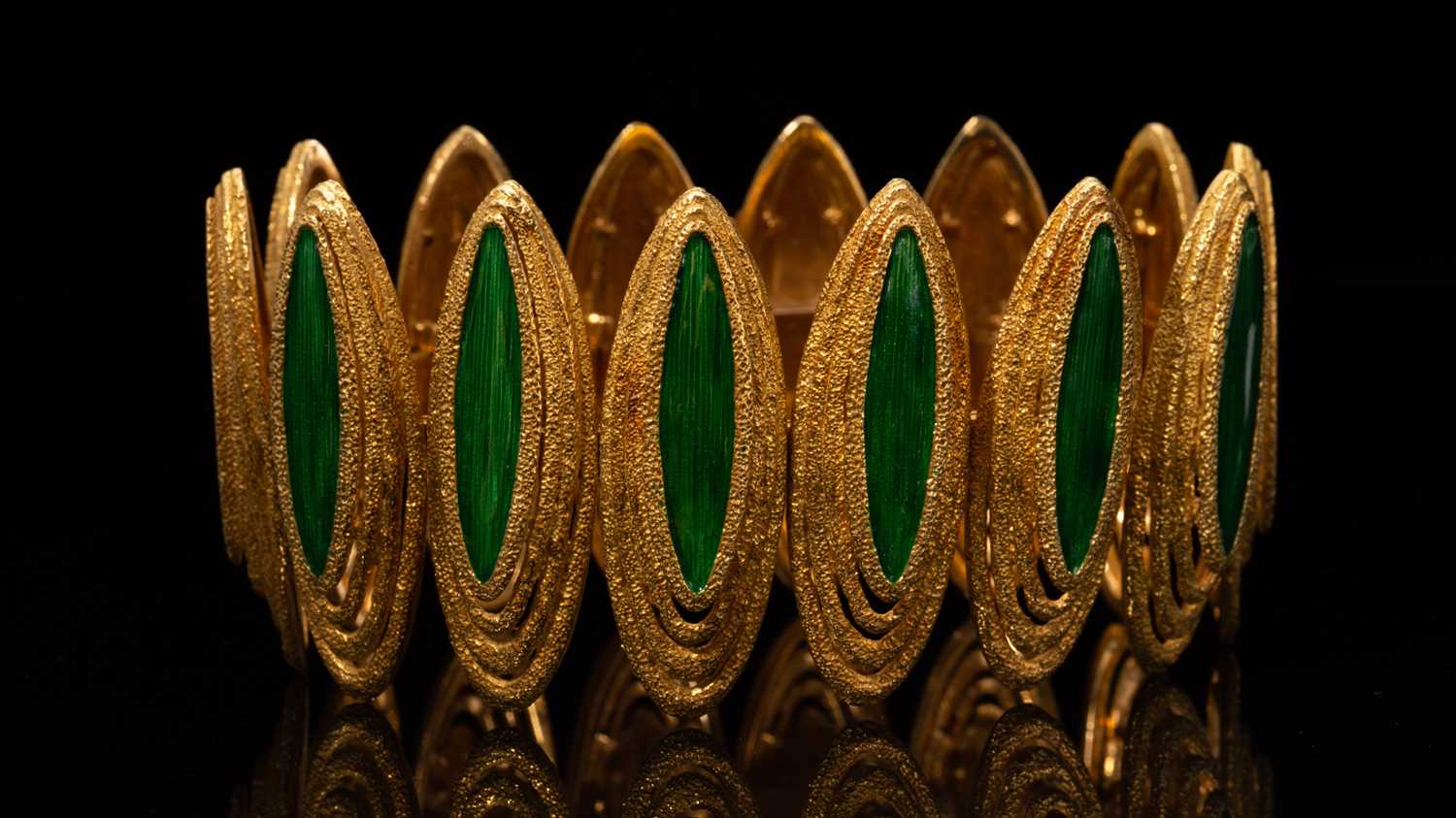 Lot 49 - A Kutchinsky enamelled and textured 18ct gold...