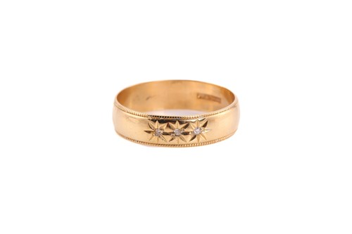 Lot 39 - An 18ct gold three stones diamond ring,...
