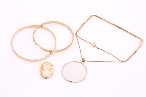 Lot 219 - A mixed lot consisting of a cameo brooch,...