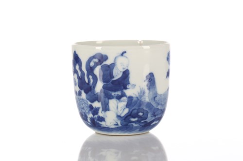 Lot 87 - A Chinese blue & white chicken cup, Qing,...