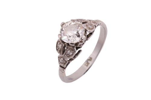 Lot 258 - A diamond ring in platinum, featuring an...