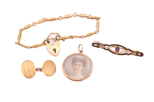 Lot 300 - A mixed lot of 9ct gold items, consisting of a...