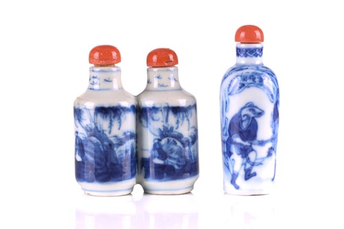 Lot 105 - A Chinese blue & white snuff bottle, Qing,...