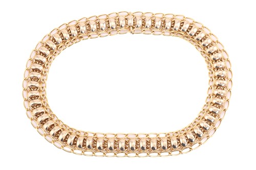 Lot 122 - A broad Bismarck chain in yellow precious...