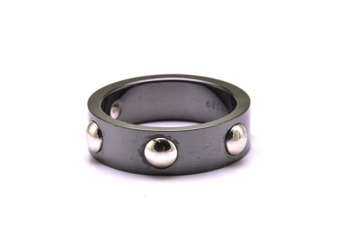 Lot 137 - A Louis Vuitton Emprise ceramic ring with...
