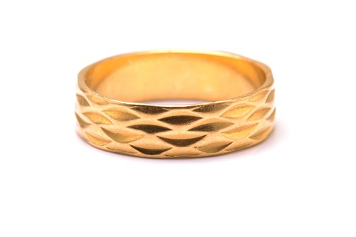 Lot 212 - A 22ct yellow gold wedding ring, with...