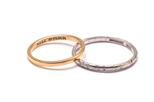 Lot 245 - An 18ct gold ring and a platinum ring, the...