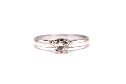 Lot 27 - An 18ct white gold and diamond solitaire ring,...