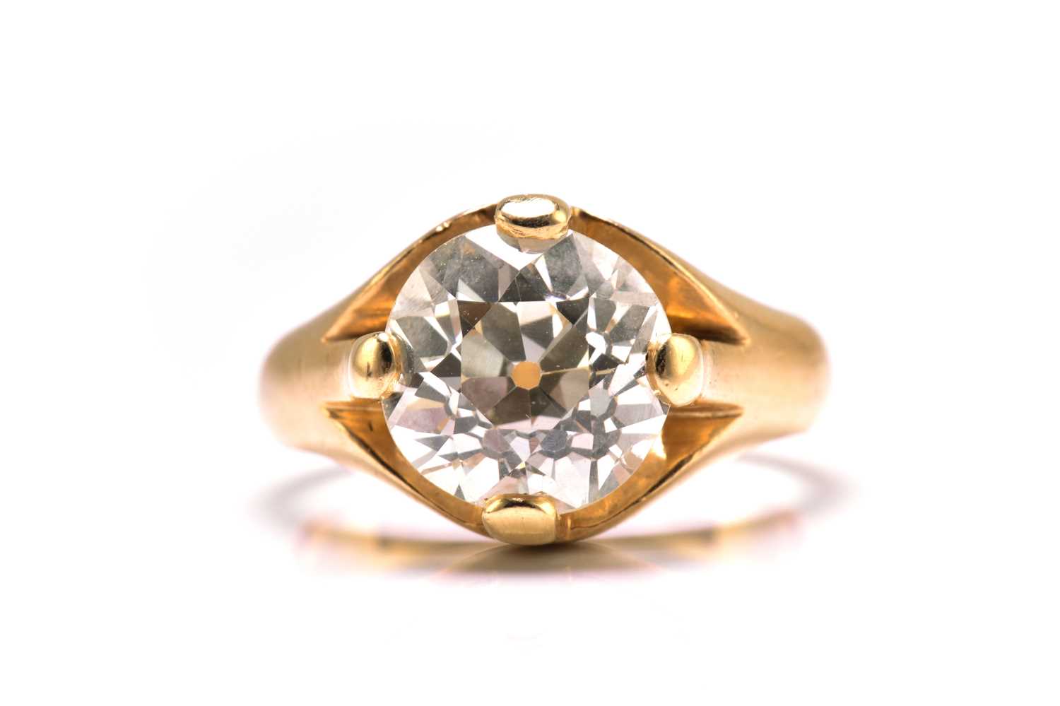 Lot 153 - A diamond belcher ring, featuring an old mine...
