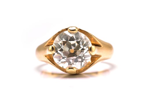 Lot 153 - A diamond belcher ring, featuring an old mine...