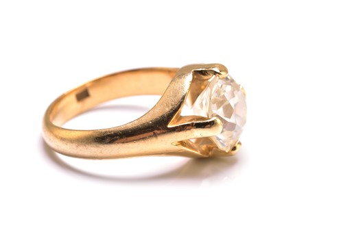 Lot 153 - A diamond belcher ring, featuring an old mine...