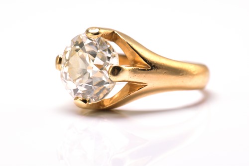 Lot 153 - A diamond belcher ring, featuring an old mine...