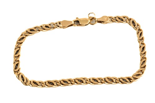 Lot 138 - A fancy link chain in yellow precious metal,...