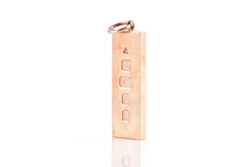 Lot 210 - A 9ct gold ingot pendant, displaying feature...