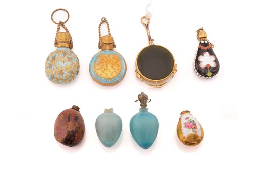 Lot 375 - A small collection of Italian porcelain and...