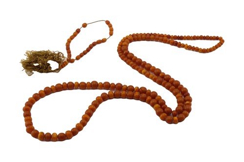 Lot 291 - An amber bead necklace and matching bracelet,...