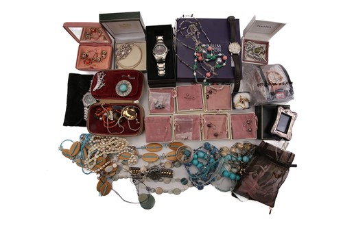 Lot 107 - A mixed lot of gold and silver jewellery and...
