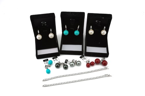 Lot 25 - A lot consisting of 8 pairs of imitation...