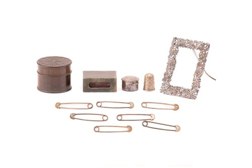 Lot 457 - A small collection of decorative trinkets...
