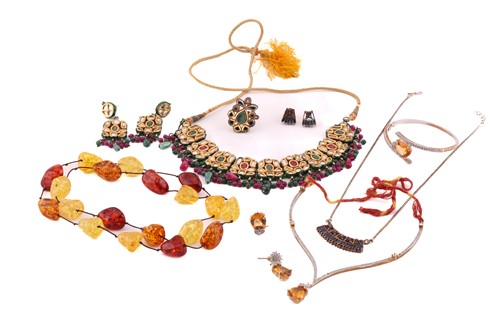 Lot 160 - A mixed lot with a suite of sapphire jewellery...