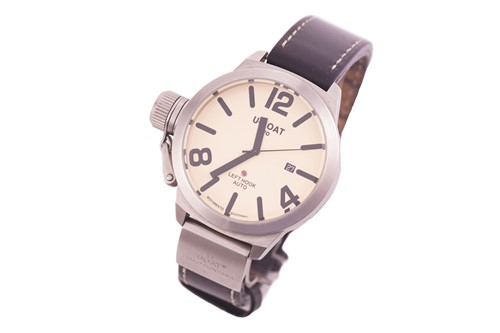 Lot 324 - A U-Boat IFO left hook Classico automatic...