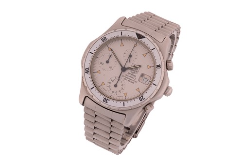 Lot 259 - A Tag Heuer 2000 quartz chronograph...