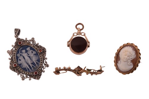Lot 97 - A small mixture of 9ct gold jewellery and a...