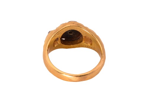 Lot 176 - A Victorian mourning ring with carved onyx and...