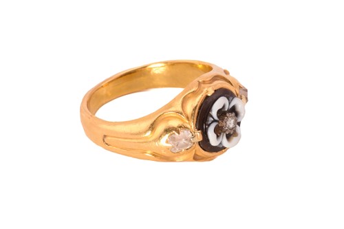 Lot 176 - A Victorian mourning ring with carved onyx and...