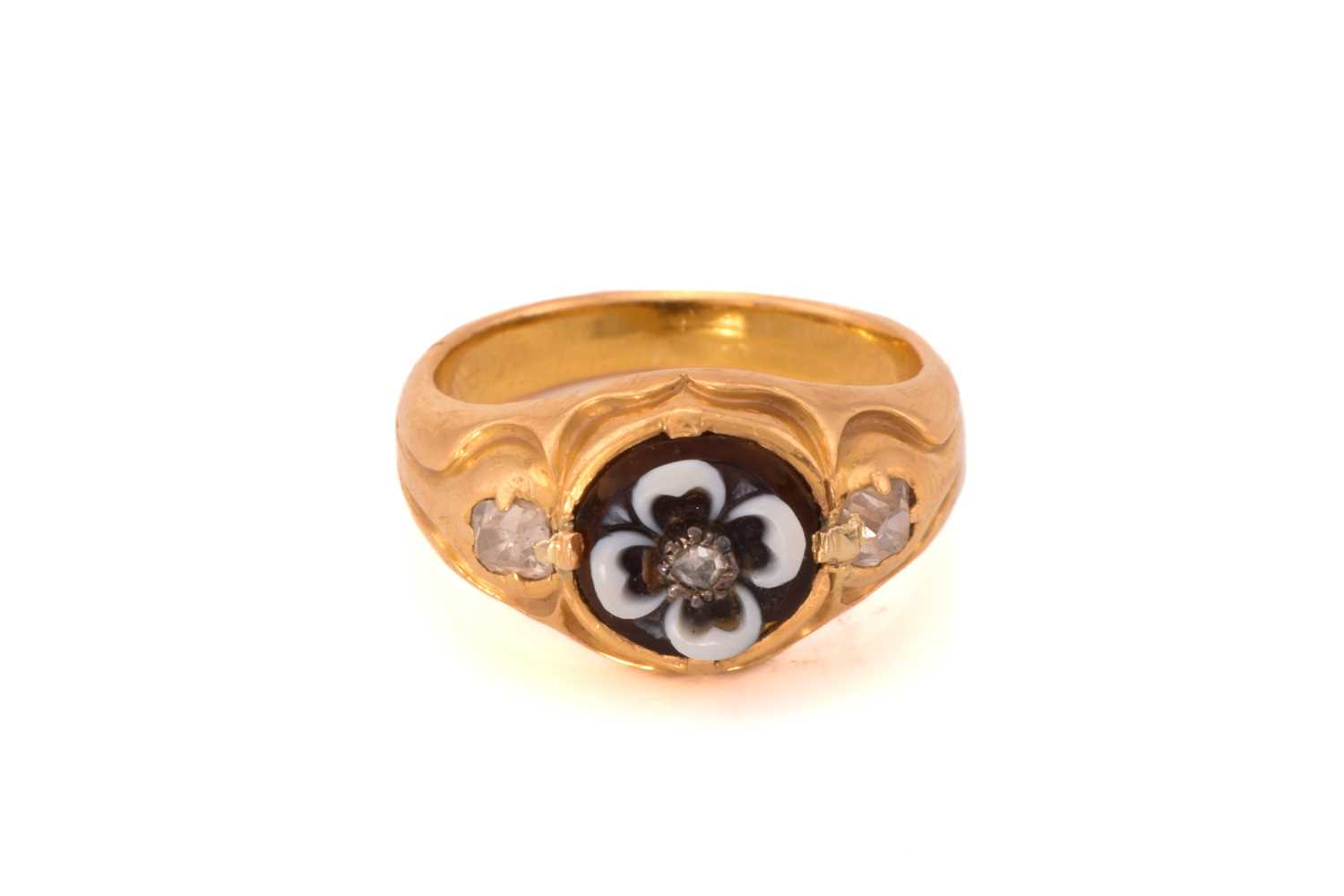 Lot 176 - A Victorian mourning ring with carved onyx and...