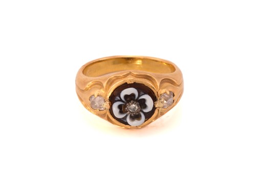 Lot 176 - A Victorian mourning ring with carved onyx and...