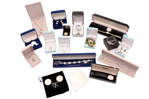 Lot 255 - A group lot of coins, silver pill boxes,...
