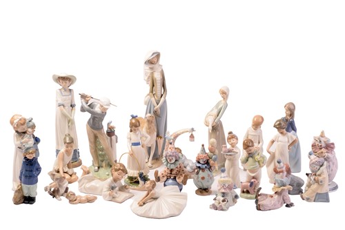 Lot 228 - A large collection of Lladro and Nao figurines,...