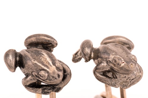 Lot 101 - A pair of novelty frog cufflinks in white...