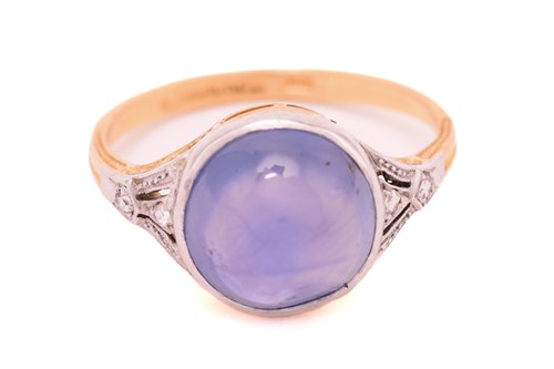 Lot 128 - A star sapphire ring in 18ct gold, featuring a...