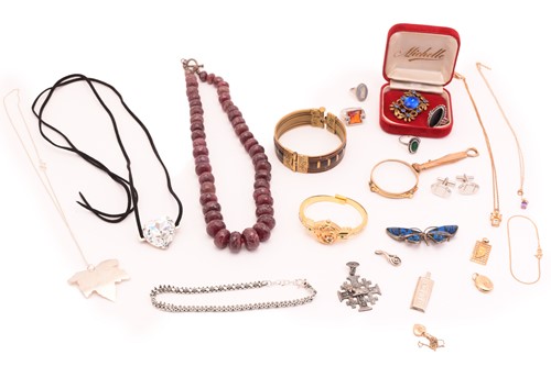 Lot 148 - A mixed collection including examples of a...