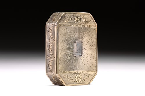 Lot 361 - A George III silver gilt snuff box; elongated...