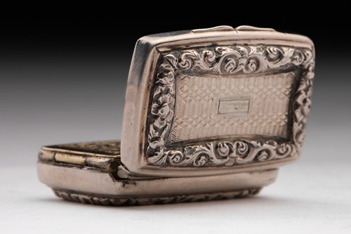 Lot 425 - A George IV vinaigrette; rounded rectangular...