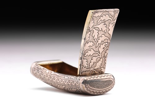 Lot 445 - A George III snuff box; rounded rectangular,...