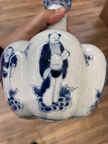 Lot 68 - A Chinese blue & white quintal bulb holder, in...