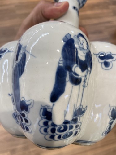 Lot 68 - A Chinese blue & white quintal bulb holder, in...