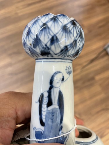 Lot 68 - A Chinese blue & white quintal bulb holder, in...